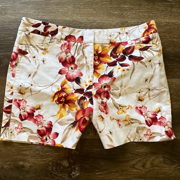 White House Black Market 5” Shorts - Picture 3 of 6